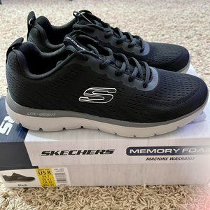 NEW Skechers Men's Summit Memory Foam Sneakers Shoes Black, Size 8 (New in Box)